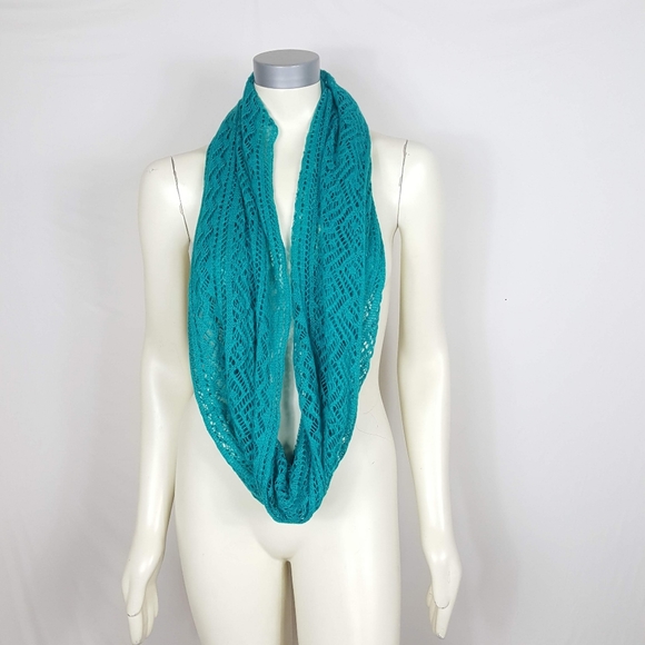 Stitch Fix Octavia Joanna Crochet Knit Infinity Scarf NWT - Picture 4 of 6